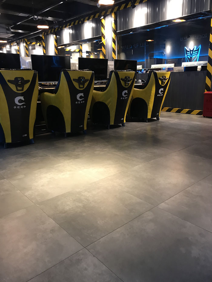 金艾陶現代仿古磚案例:別說了，一起去這個1000方的網咖開黑！