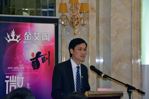 金艾陶產品研發經理蘇成香介紹首創微晶瓷片